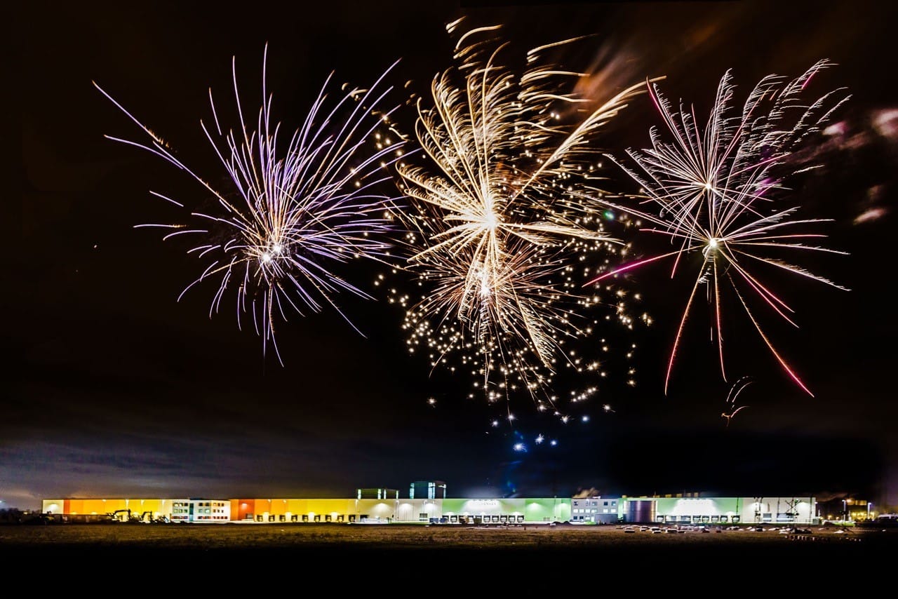 Ein Feuerwerk über einem Logistikpark