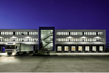 Logistikzentrum bei Nacht