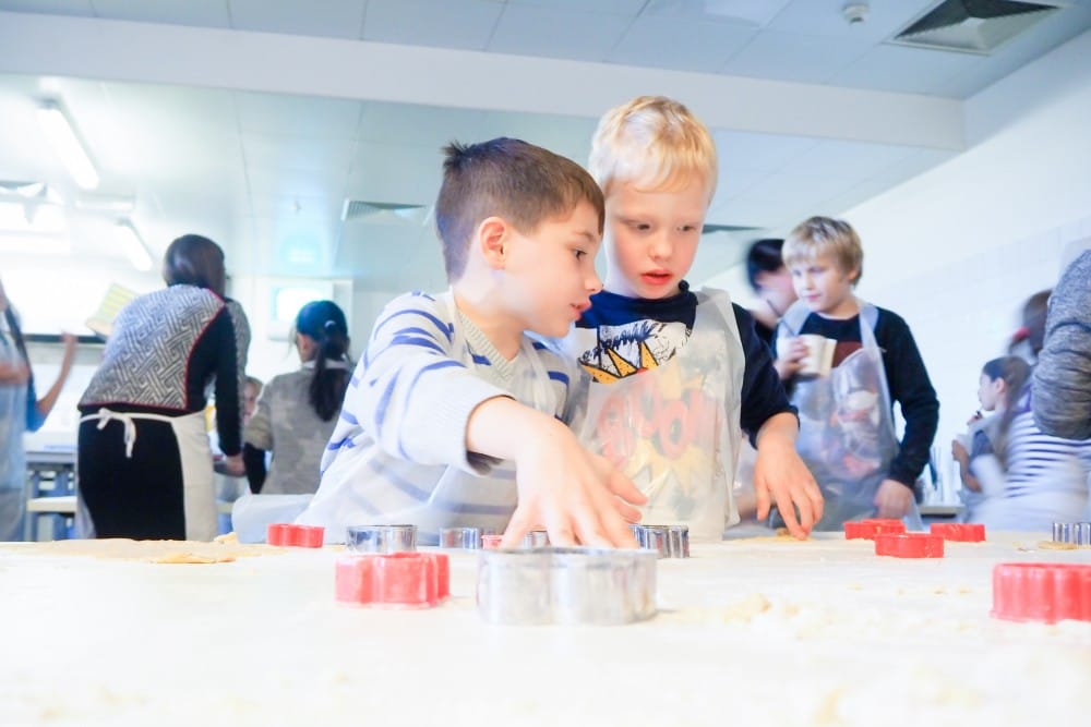 Zwei Jungen beim Plätzchen ausstechen