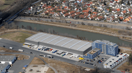 Ein Logistikgebäude aus der Vogelperspektive