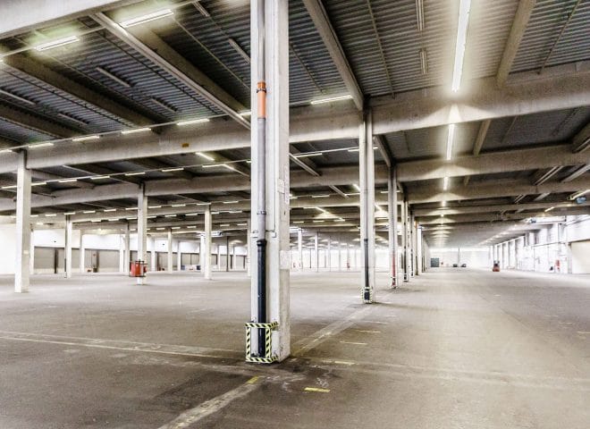 Überdachter Großraum-Parkplatz