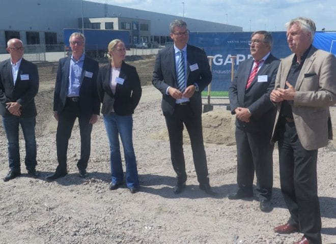 Sechs Personen auf Baufläche im Gespräch