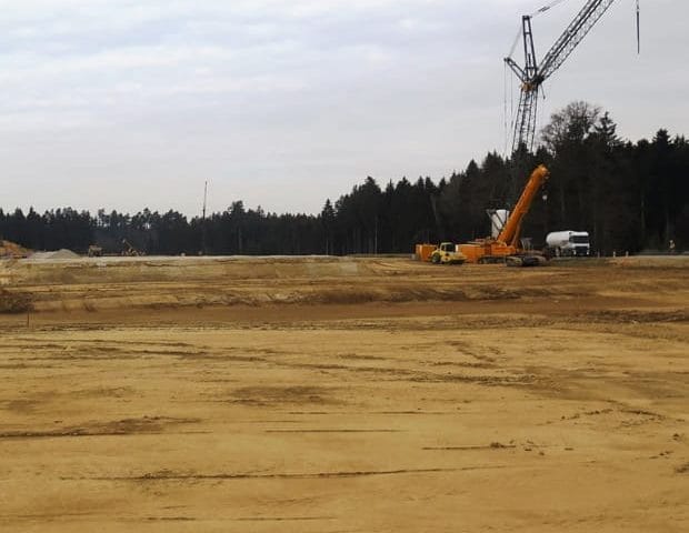 Brownfieldfläche mit einem Kran