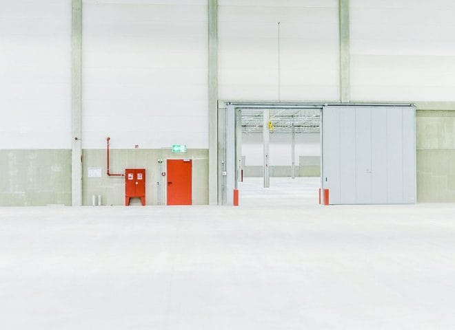 Shared Logistics Center Westfalenhütte; offene Stahltür in Lagerhalle