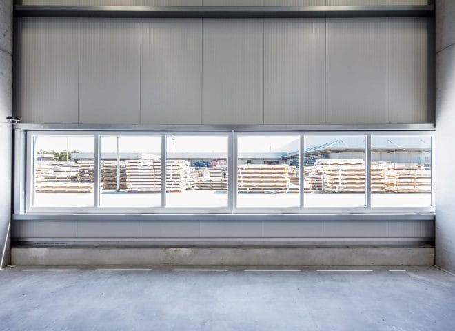 Sicht durch Fenster nach außen auf eine Lagerfläche
