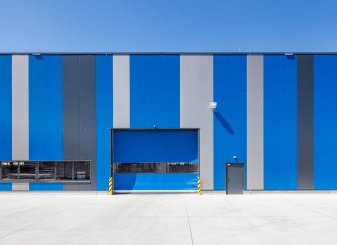 Blaue Logistikhalle von vorne