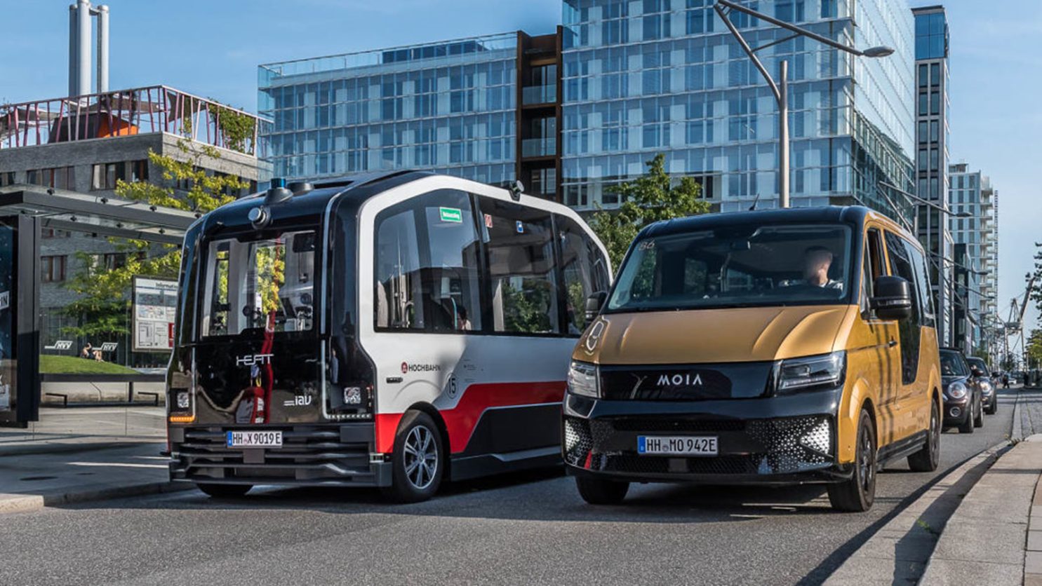 Examples of sustainable transport concepts: Self-driving bus of the Hochbahn and a vehicle of the driving service MOIA